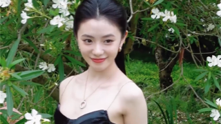 劉浩存,吊帶,禮服,驚呼,不已,網友 劉浩存穿上黑色吊帶禮服裙，網友們驚呼不已！